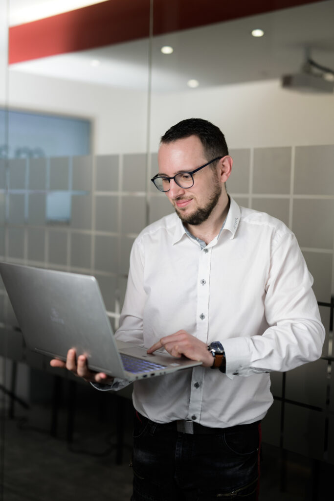 IT-Systemtechniker leistet IT-Dienstleistungen