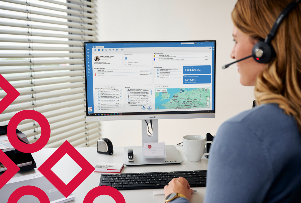 Frau mit Headset vor Bildschirm mit pds Software